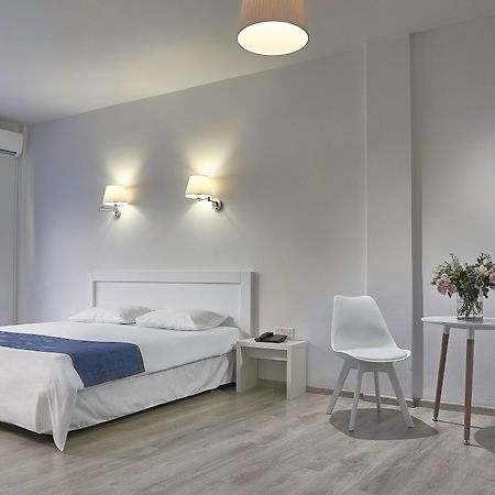 Mikes Kanarium City Hotel Larnaca Esterno foto