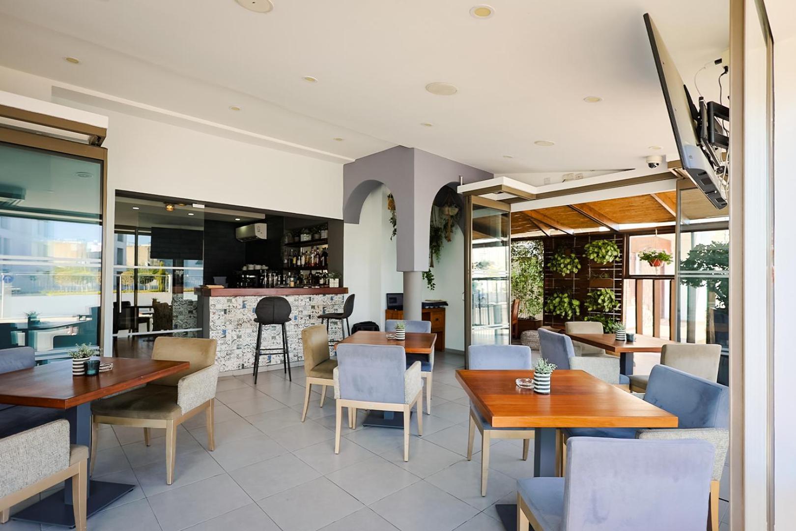 Mikes Kanarium City Hotel Larnaca Esterno foto