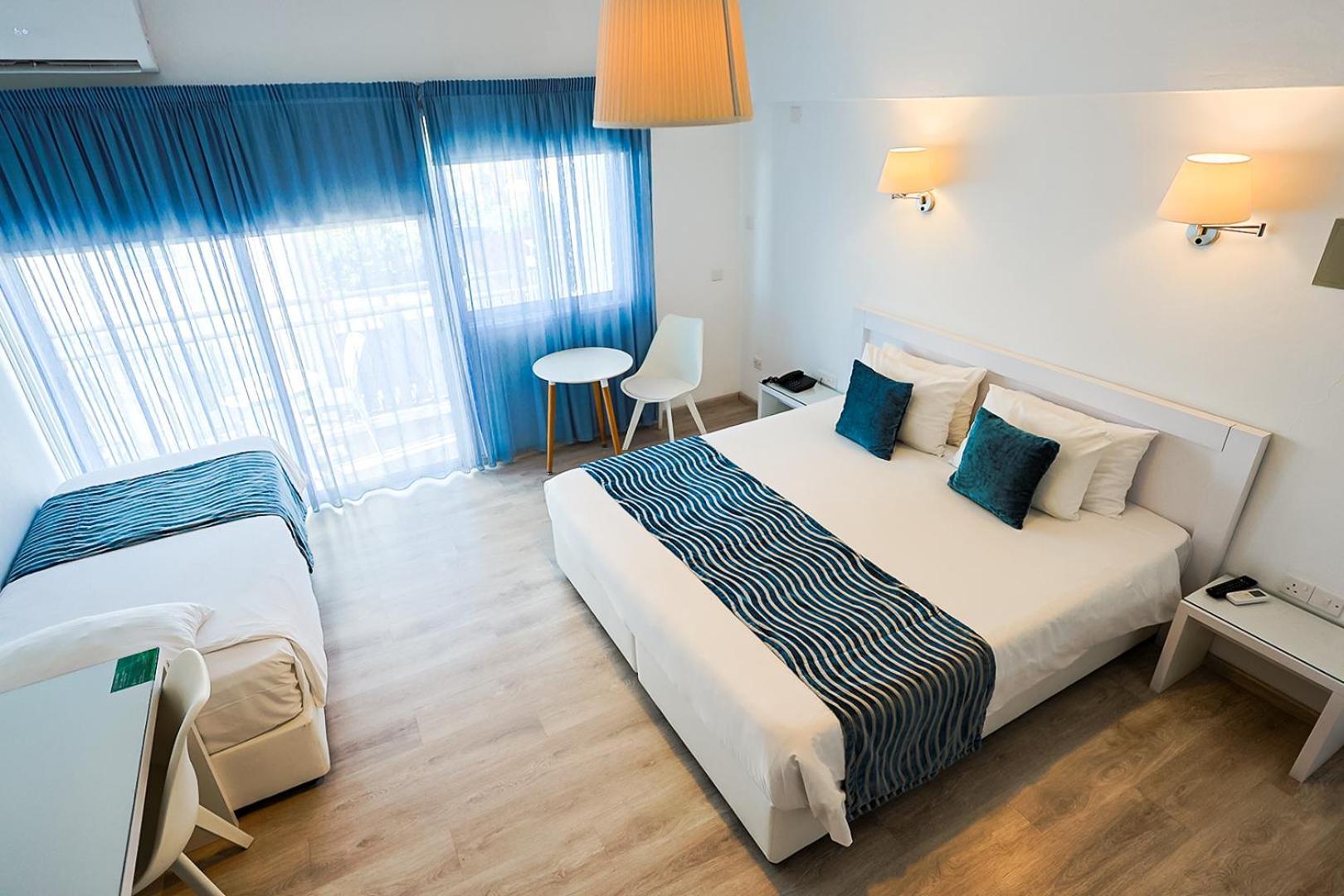 Mikes Kanarium City Hotel Larnaca Esterno foto