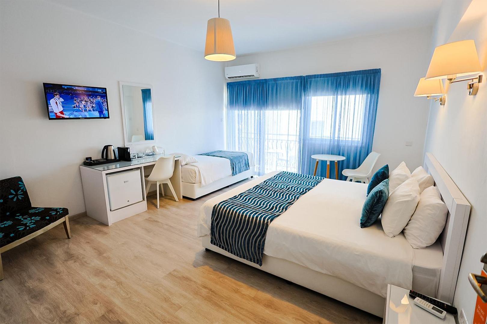 Mikes Kanarium City Hotel Larnaca Esterno foto