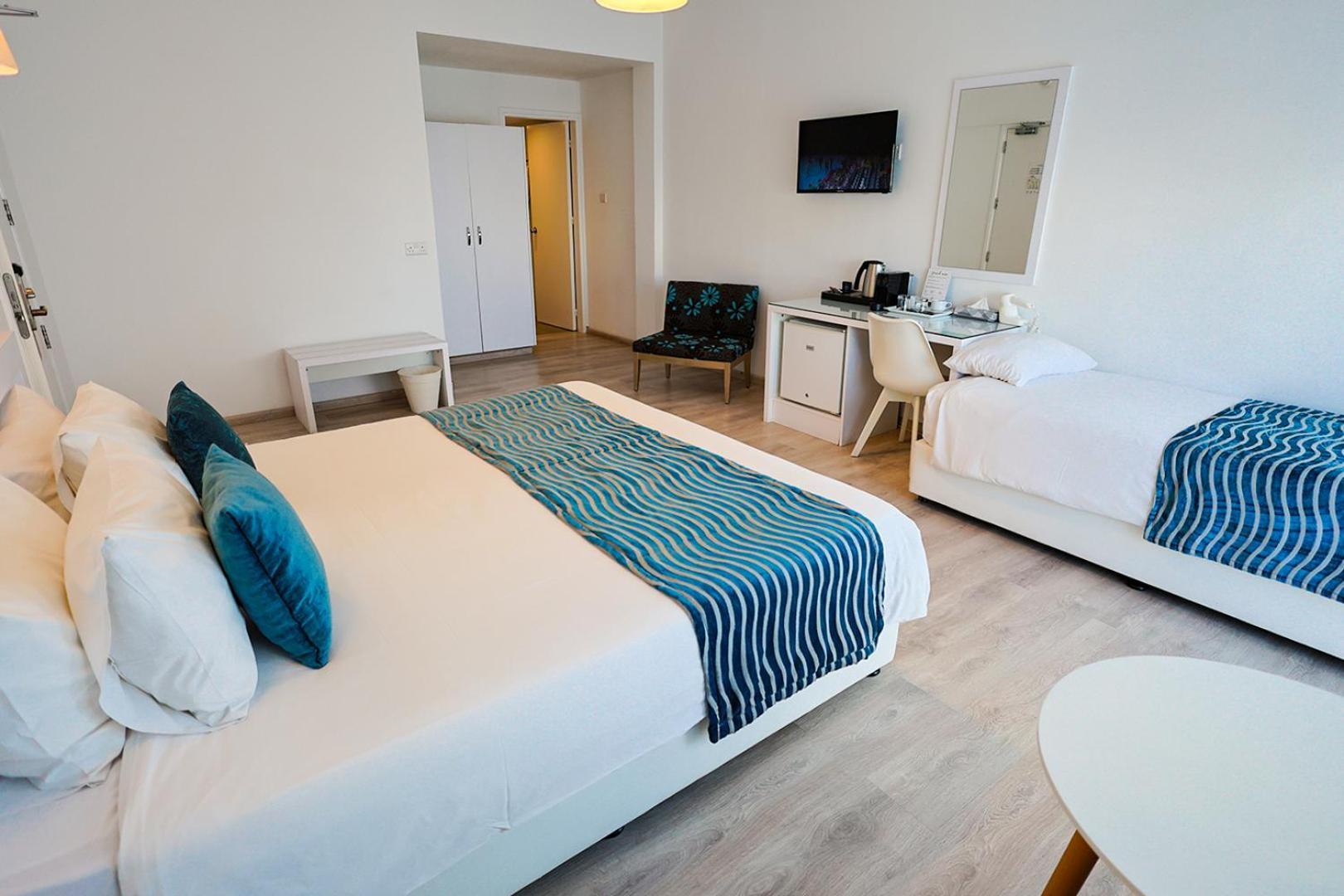 Mikes Kanarium City Hotel Larnaca Esterno foto