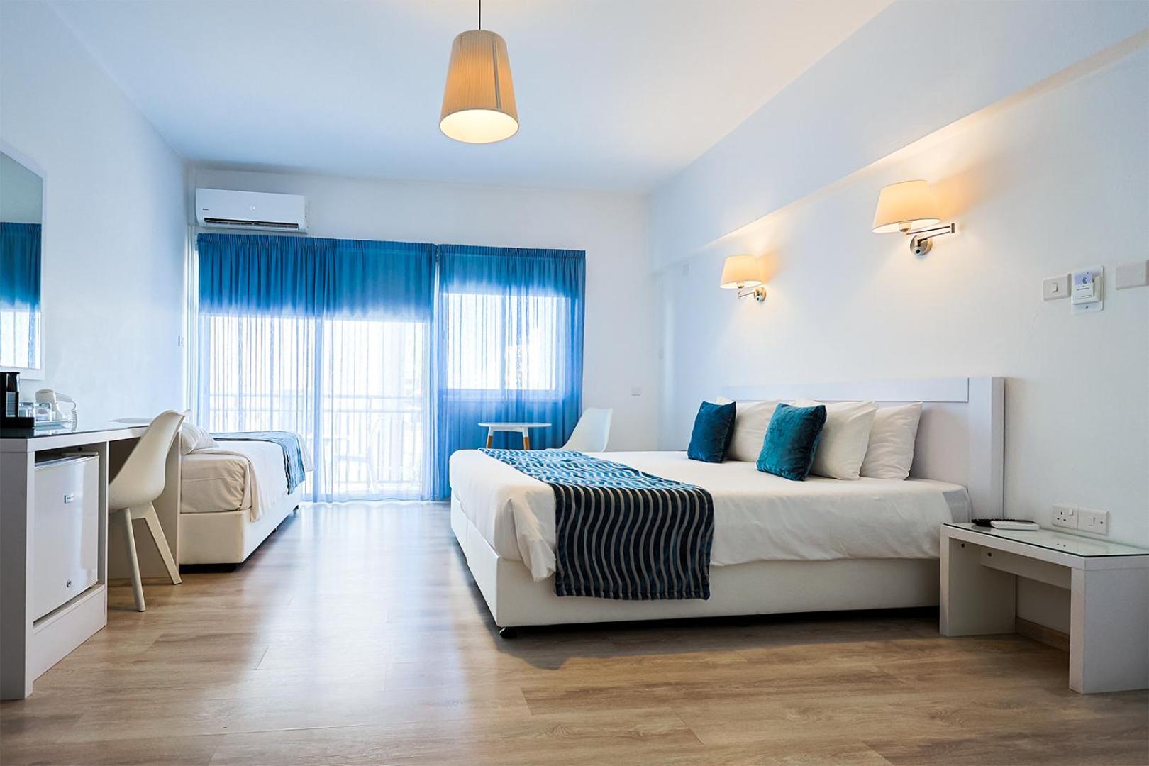 Mikes Kanarium City Hotel Larnaca Esterno foto