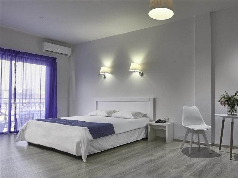 Mikes Kanarium City Hotel Larnaca Esterno foto