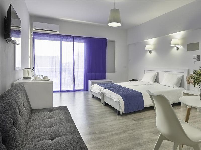 Mikes Kanarium City Hotel Larnaca Esterno foto