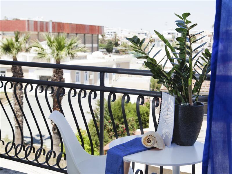 Mikes Kanarium City Hotel Larnaca Esterno foto